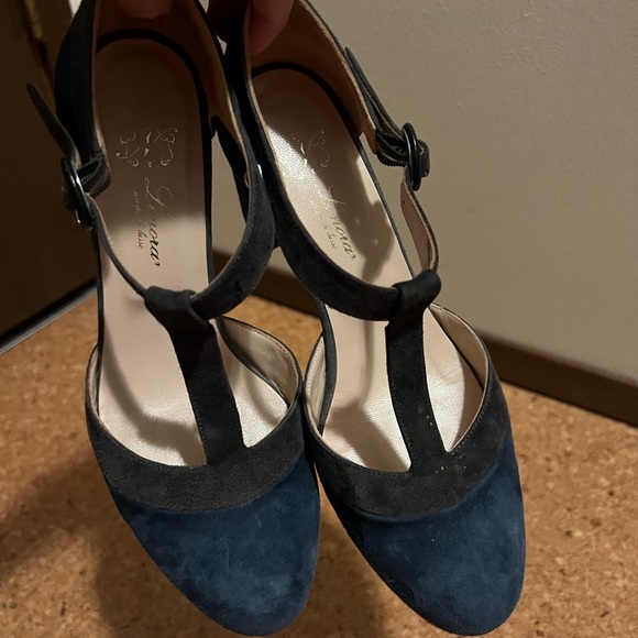 Lenora Scarpe Di Lusso Italy Suede T-Strap Heels Navy Gray Size 8 Anthropologie